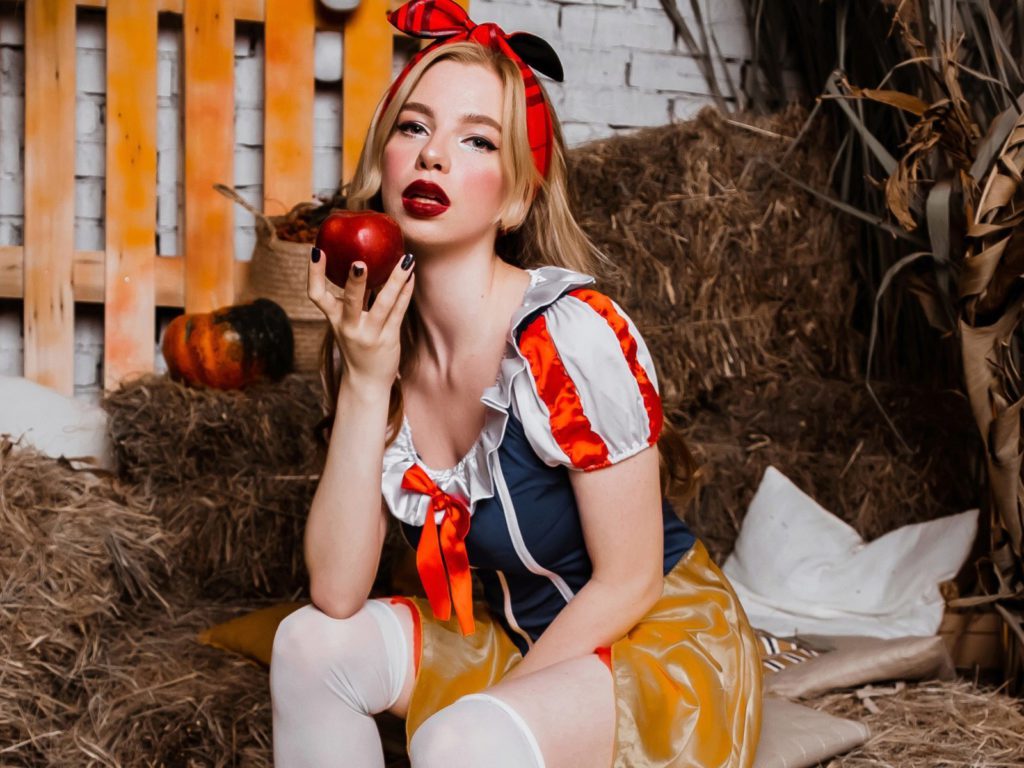 Camgirl Milana Semper in Snow White Cosplay